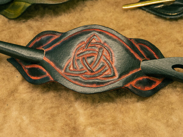 Barrette Petite Triquetra rouge et noir