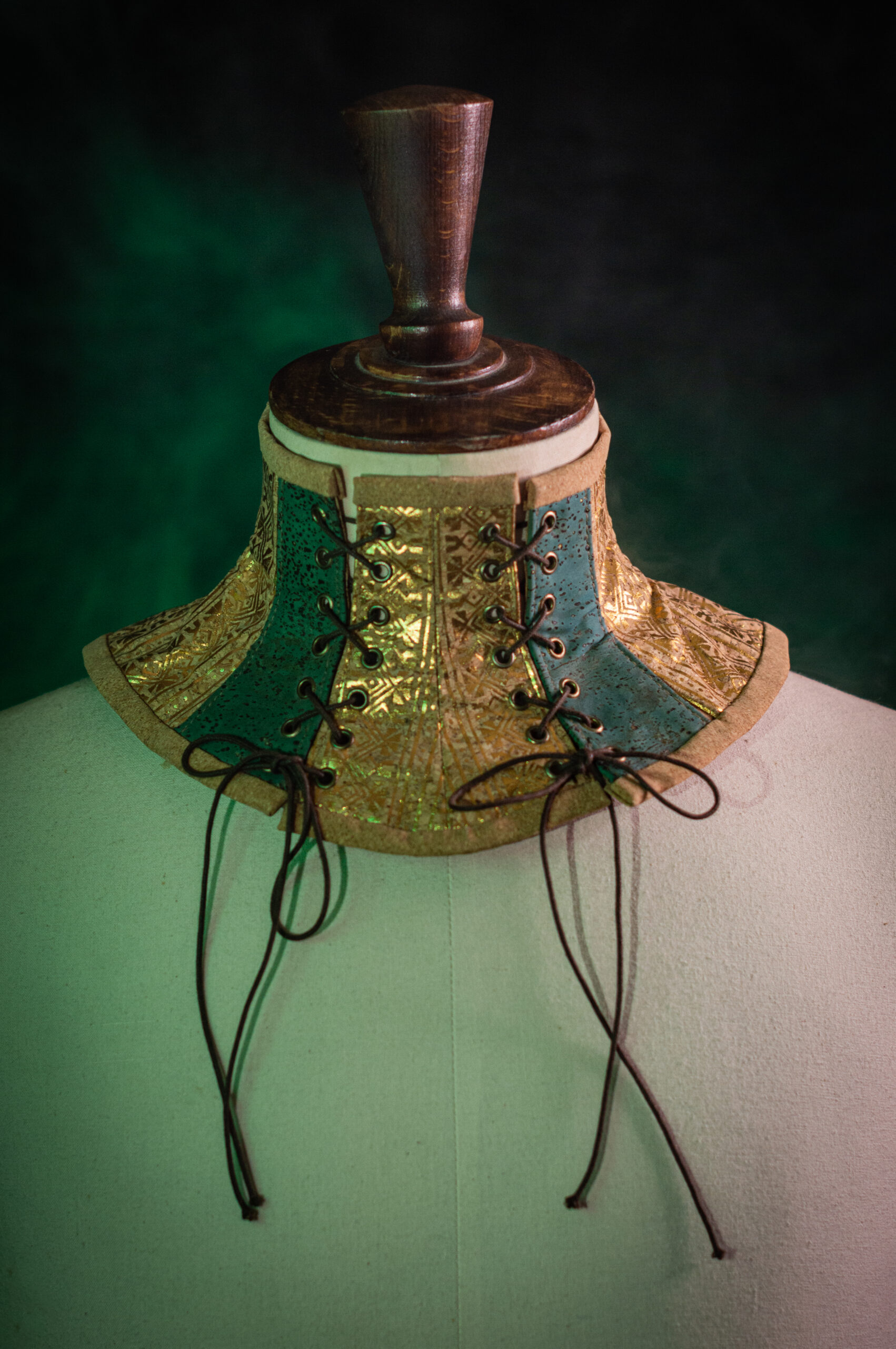 Tour de cou en liège, Pharaon